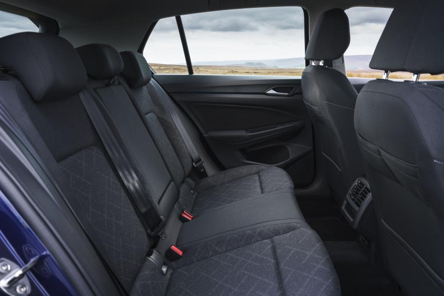 Интерьер Volkswagen Golf Life 2020 года  (UK) (фото 32 из 40)